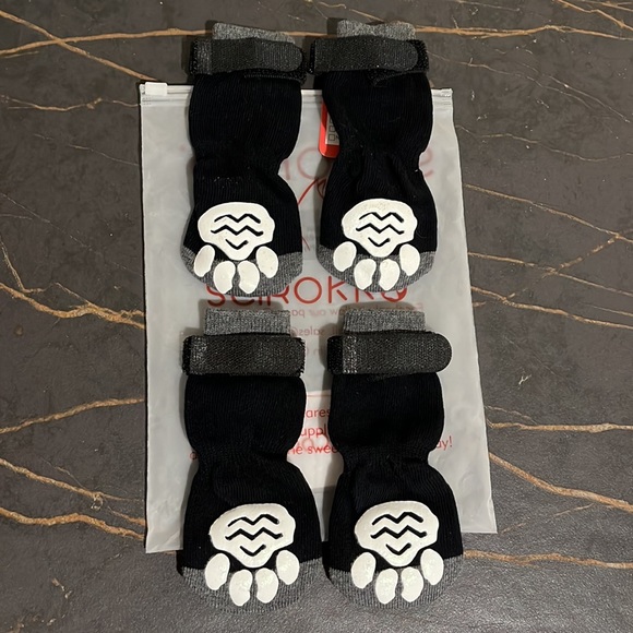 SCIROKKO 2 Pairs Anti-Slip Dog Socks with Golden Paw Pattern - Medium - Picture 5 of 8